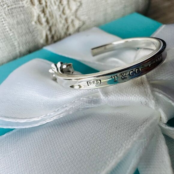 Tiffany & Co 1837 Hoop Earrings in Silver, Medium - Picture 5 of 7